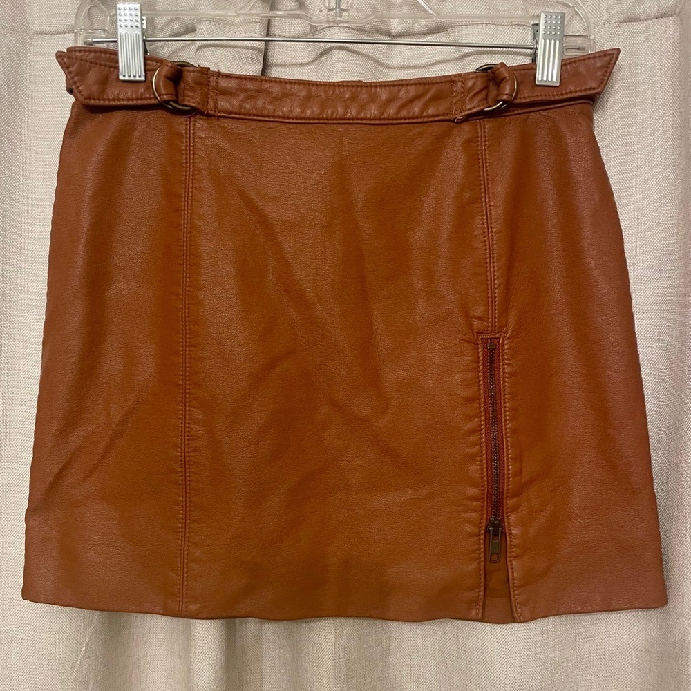 Free People Faux Leather‎ Mini Skirt in Cognac. Zipper Vent and Buckles size 4